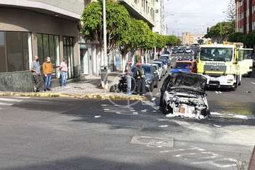 Arde un coche en la calle Poeta Pablo Neruda de Los Llanos de Telde/Eugenio Artiles y TA.
